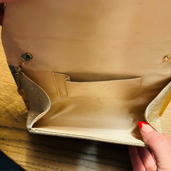 Gorgeous gold sparkly clutch purse with chain link strap. 🤍✨ - Picture 6 of 11